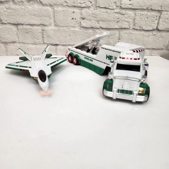 Hess Toy Truck and Jet Collectible 2010 - Picture 8 of 17
